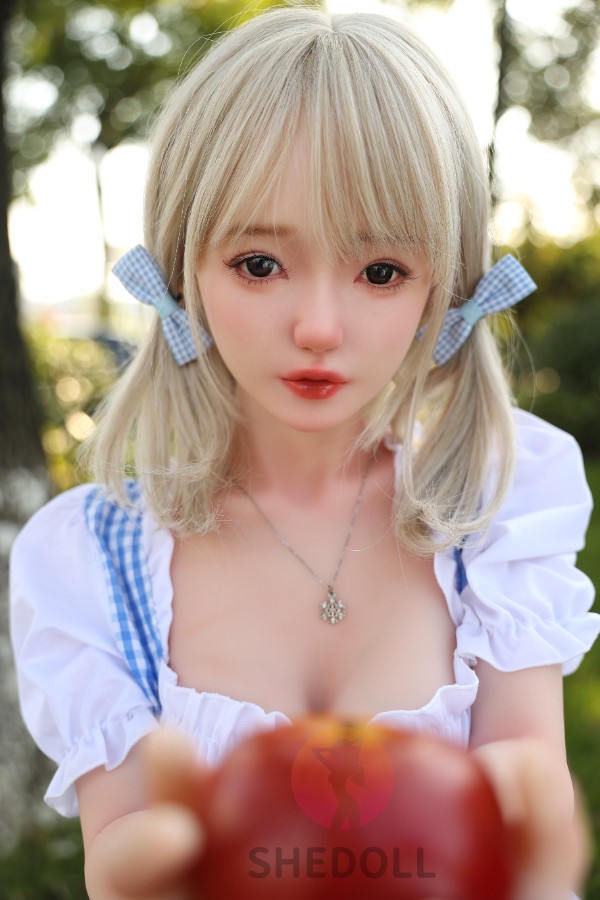 Real sex doll hält einen Apfel
